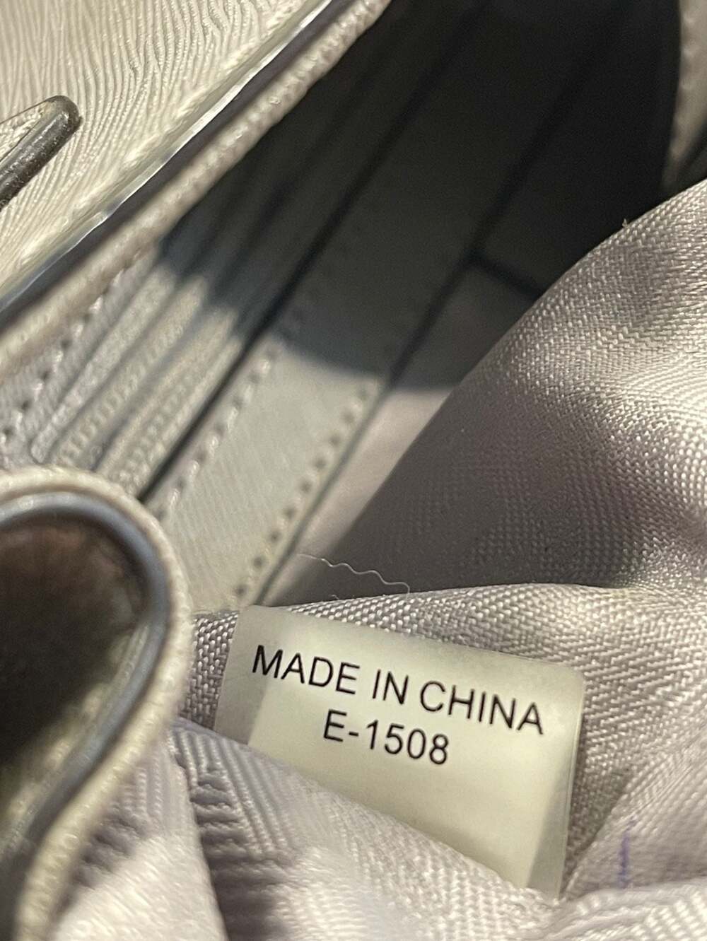 Michael Kors Saffiano Leather scuff resistant 2015 Handbag. Shiny Silver Tone Lo - Picture 9 of 9